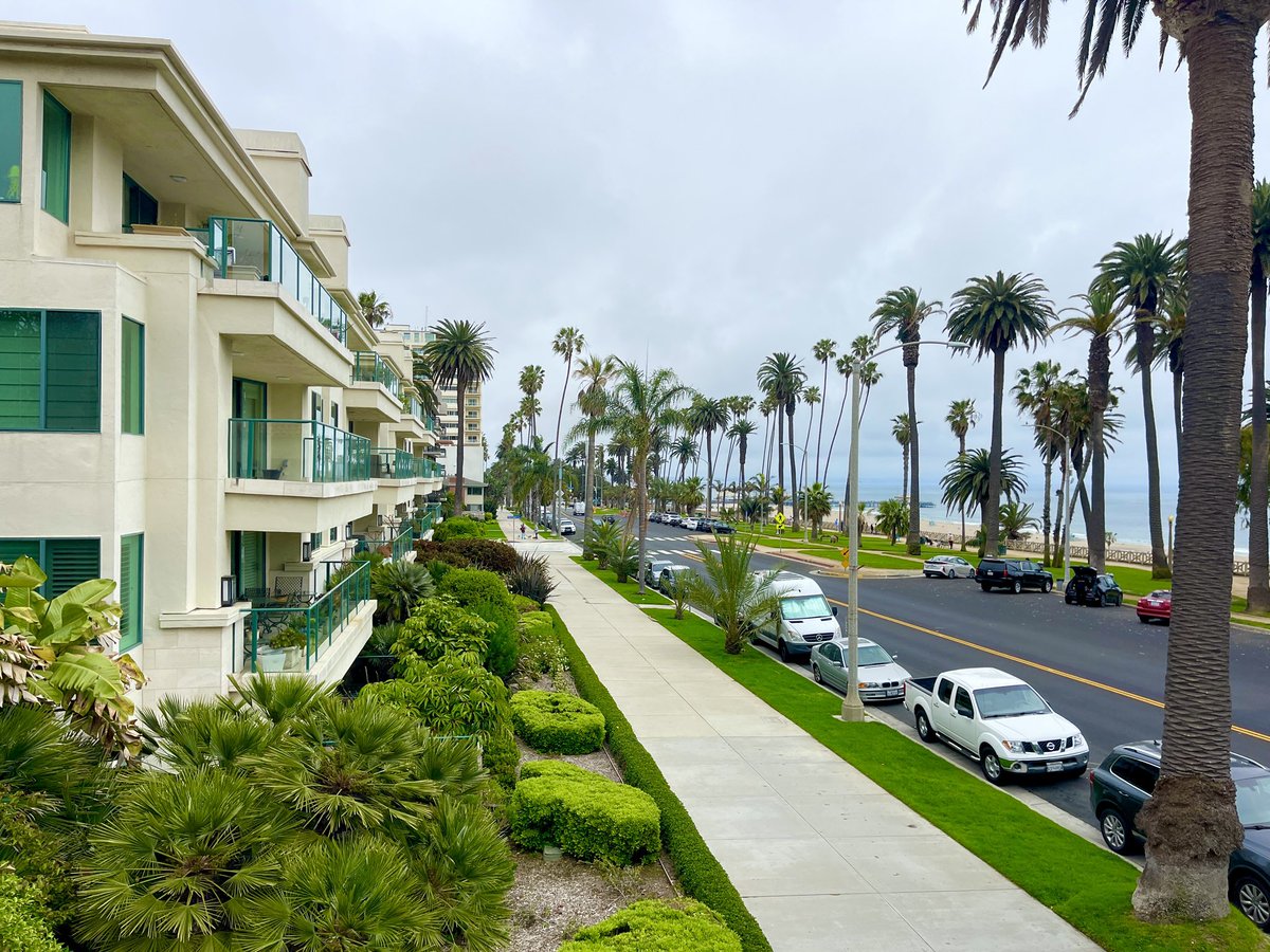 Weather Update:

30% chance of rain till 6pm

More May Gray

High of 69° 

🎡🌴🥂

#SantaMonica #LARain