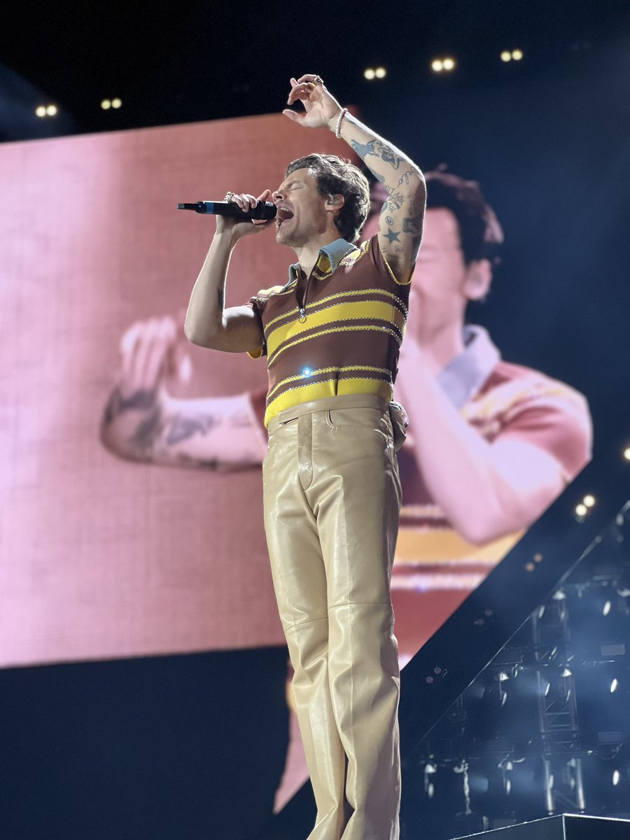 Lydia_Christie's tweet photo. @Harry_Styles Incredible 🤩 #hslot23Coventry https://t.co/qrYxFbz6M3