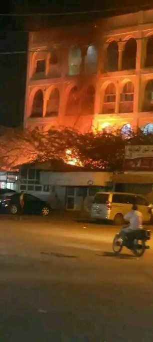 MaribEvent's tweet photo. #الحديدة
اندلاع حريق في  مستشفى #العلفي وسيارات الإطفاء هرعت للسيطرة على أخماد الحريق  ولا يعرف أسباب  الحريق الى الأن، نسأل الله السلامة للمرضى https://t.co/UY0yp685Lo