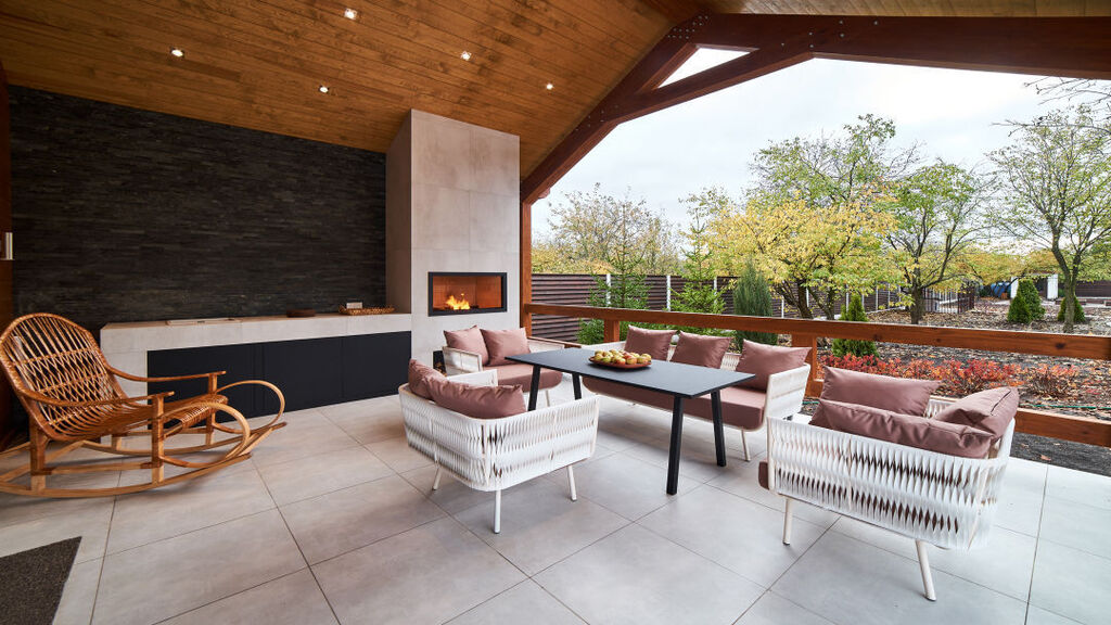 EsparzaRealtor's tweet photo. How would you like this outdoor dining and entertaining space in your backyard?

 #patio #porch #outdoordining #outdoorkitchen #lanai https://t.co/gaw10uQ6hp https://t.co/9pz2NkyGLN