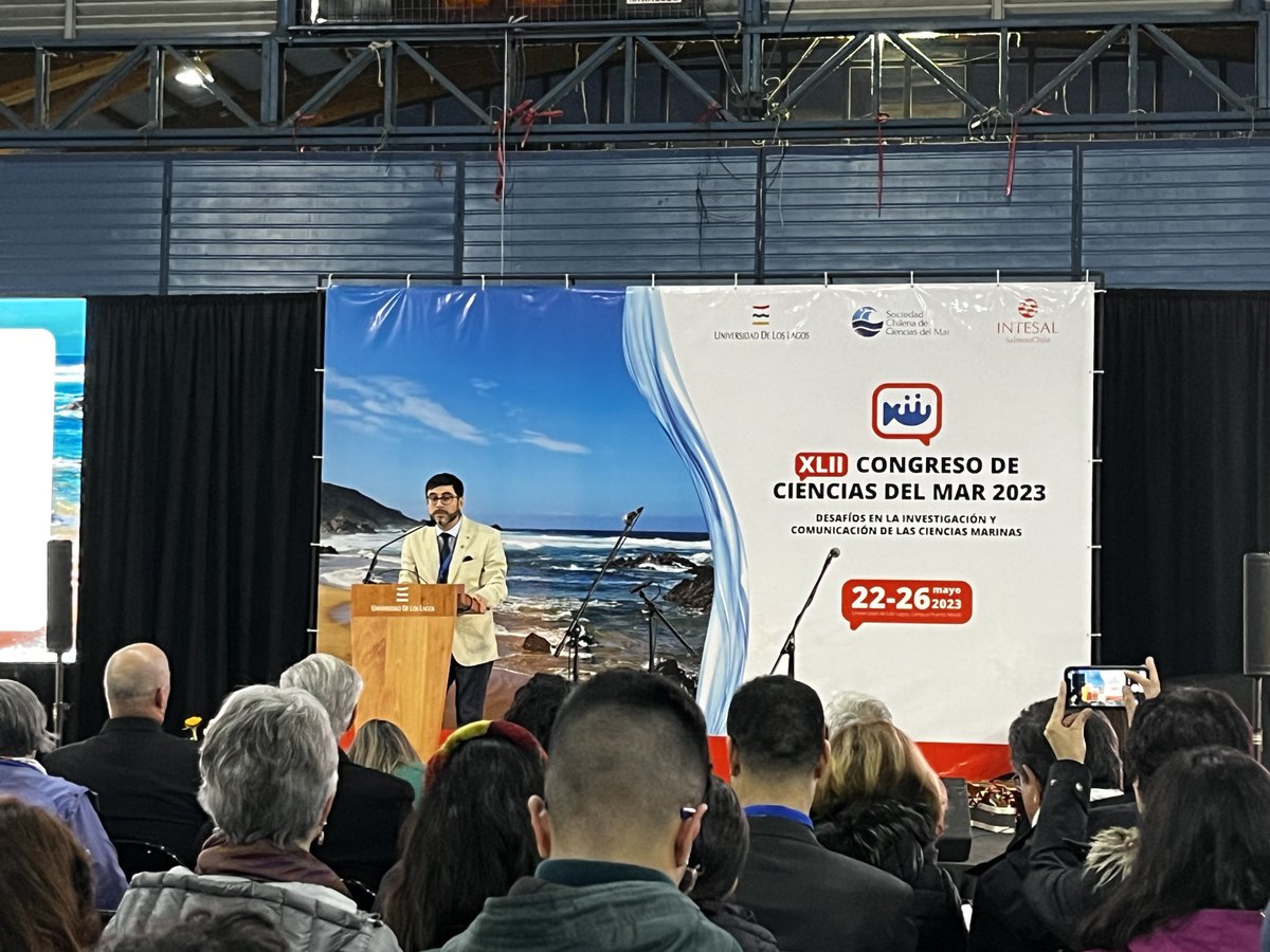 erasmomac's tweet photo. El Dr Boris López @borislop dando la bienvenida y la partida al @CongresoCsMar - menciona la importancia de la comunicación de las ciencias 🙌💪
#CCMar2023 #CienciasDelMar #PuertoMontt https://t.co/ykUdTMXb9I