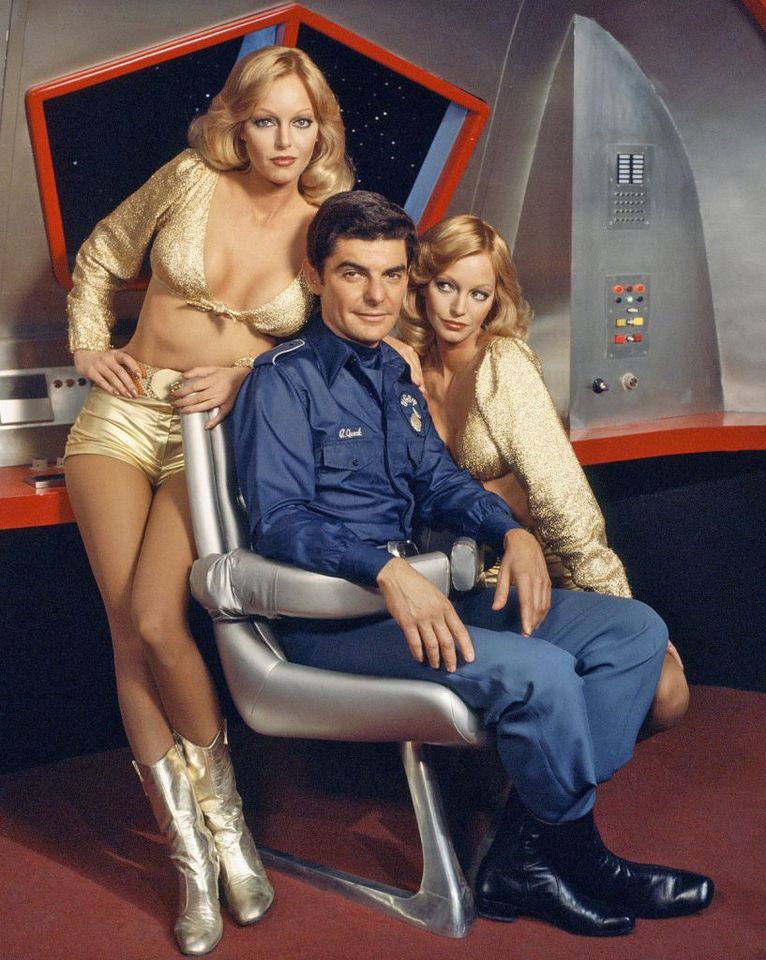 Happy Birthday to Richard Benjamin who turns 85 today!  Pictured here on Quark with The Barnstable Twins. 