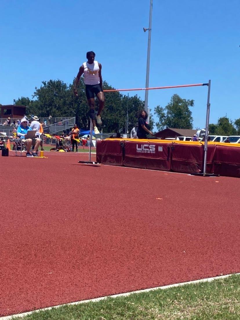 Congratulations to Alcarlos Richards for making it to States for High Jump last week as a SOPHOMORE!! Next year he’s winning it all!! @AP_Writess @OcalaPreps @Coach_Chinapen