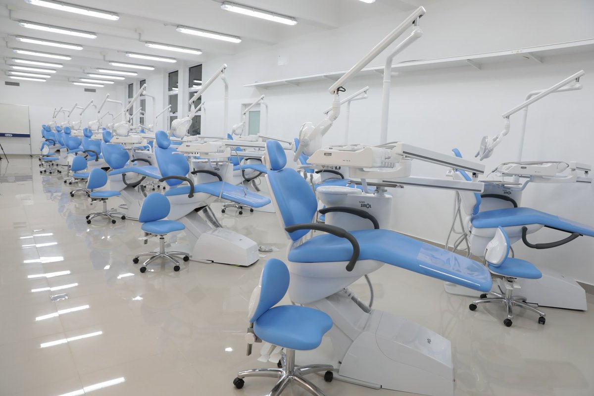 La UBA remodeló la clínica de periodoncia de <a href="/odontouba/">FOUBA</a> 👏

🏥Las reformas incluyen la ampliación del espacio de atención, 58 sillones odontológicos, un nuevo quirófano, una sala de rayos X, un laboratorio para prótesis dentales, la reubicación y suma de aulas y baños mixtos.