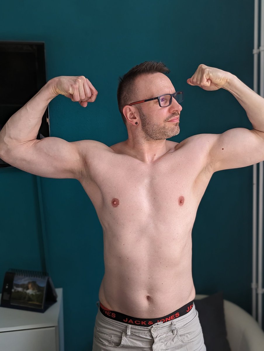 muscletoadwart's tweet photo. Some evening flexing....cant wait to get bigger arms .... Thanks to @mhr1003 for the Picture #musclegrowth #gaymuscles #growingmuscles https://t.co/ewCeq0YQY1