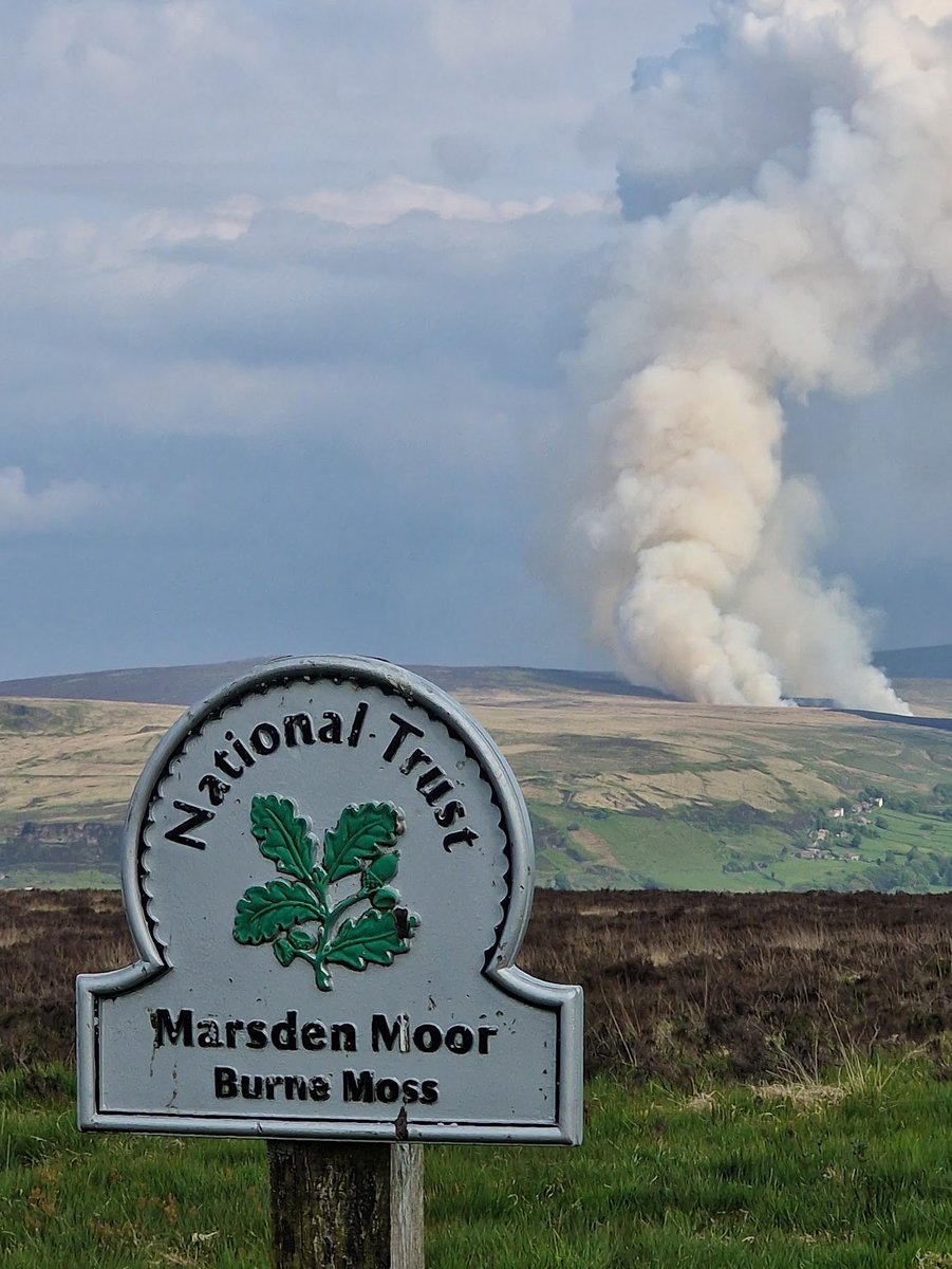 Another massive #moor #fire above #marsden today. At this point most people here seem to be fairly convinced the BBQ story is hogwash. They always seem perfectly positioned, taking account of the wind, to burn the maximum area of heather. <a href="/MarsdenmoorNT/">Marsden Moor</a> <a href="/WYP_Hudds/">West Yorkshire Police - Huddersfield</a> <a href="/BBCLookNorth/">BBC Yorkshire</a>