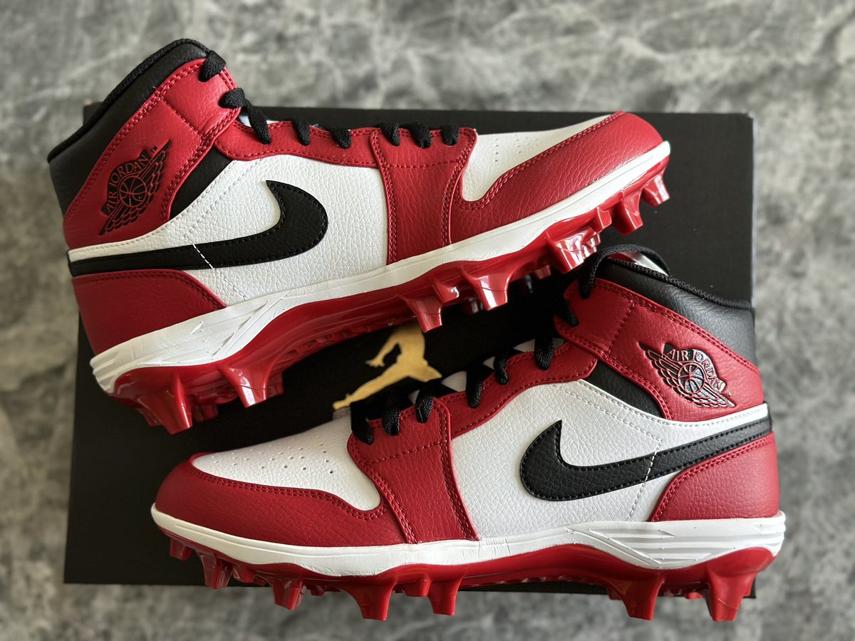SNKR_TWITR tweet media