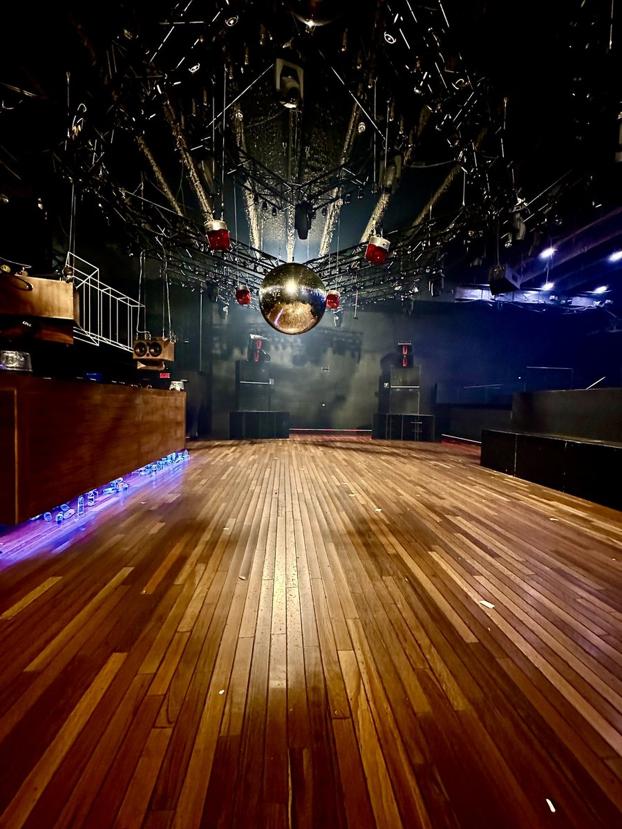 DJJohnDigweed's tweet photo. Just finished and what a night.  
Thank you to the party people of Montreal and those that came far and wide for @StereoMtl 
Always a pleasure to play in this room on this system. Many thanks to @simplycitymusic  for the great opening set. 
Until next time (((❤️))) https://t.co/DBxzhiVesx