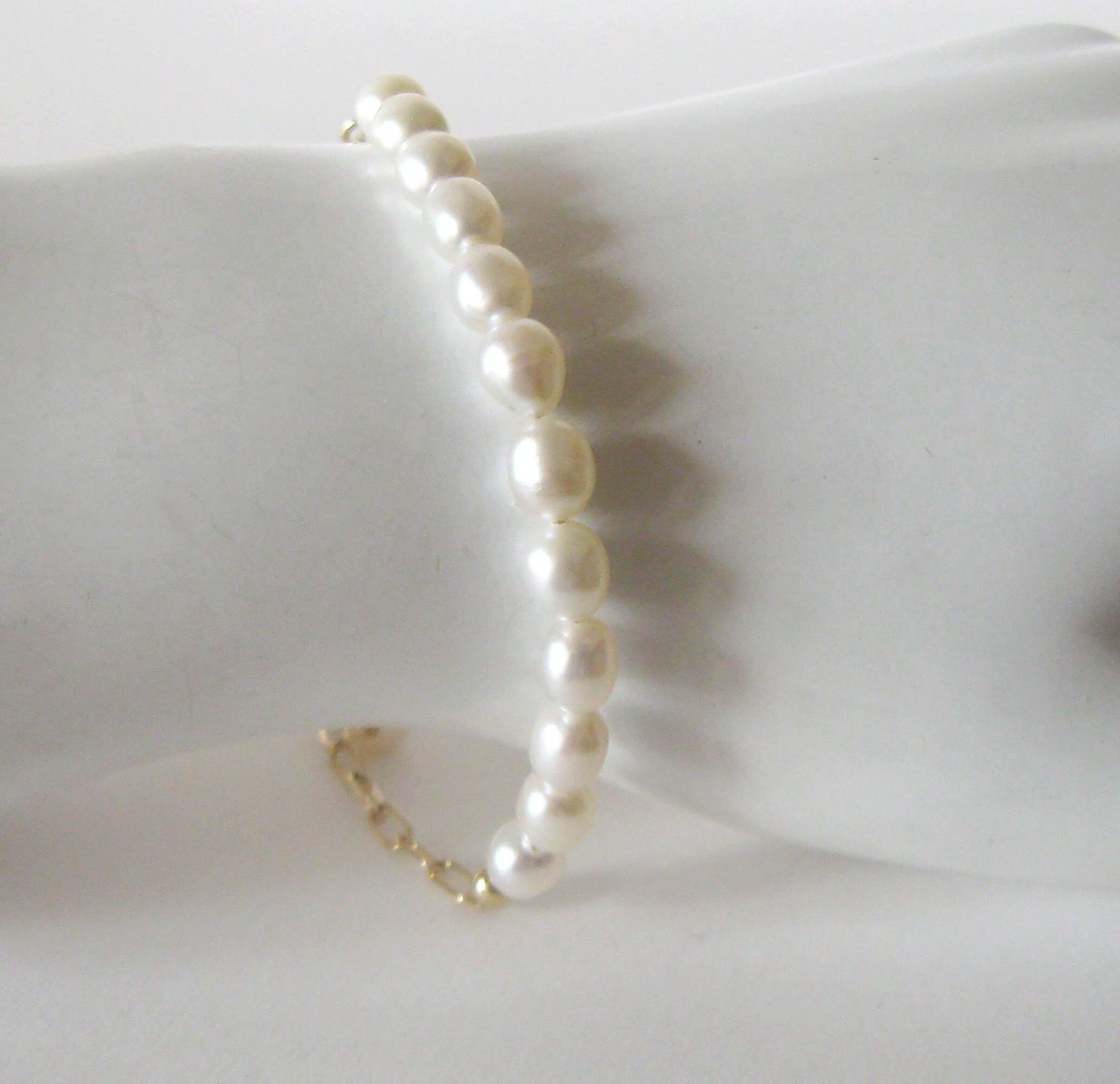 Half Pearl Half Paperclip Chain Goldfilled Adjustable Bracelet, White Freshwater Pearls tuppu.net/d914c2a4  #GoldfilledBracelet