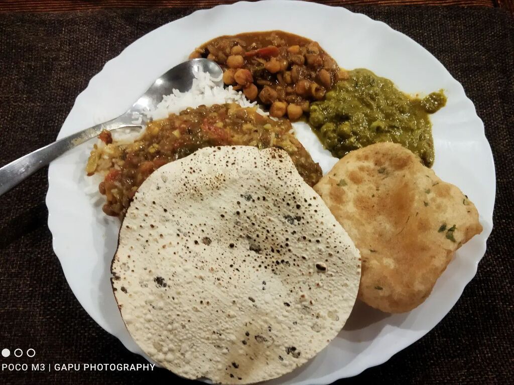 Dinner plate🥰 

#FoodieOdia #OdiaFood #therawtextures #feedfeed #nomnom24x7 #nomnomnom #foodiesofbhubaneswar #bangalorefood #bengalifood #northindianfood #delhifood #chennaifood #mumbaifoodie #instafoodie #foodiesofindia #platinggoals #walkwithindia #nonvegetarian #breakfast…
