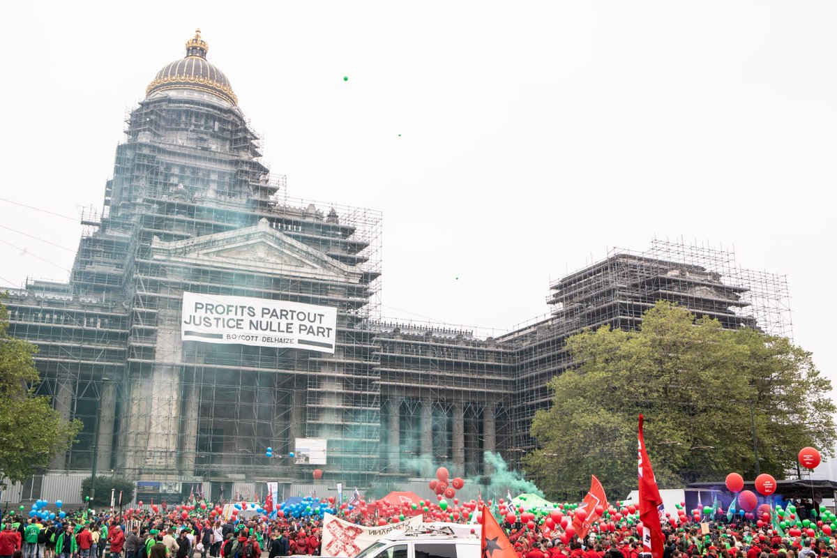 #BoycottDelhaize La justice interdit les piquets de grève devant les magasins. La justice protège les actionnaires. Bravo à l'équipe qui s'est chargé de re-décorer les échafaudages symptômes d'une justice malade.
📷 Arnaud Ghys