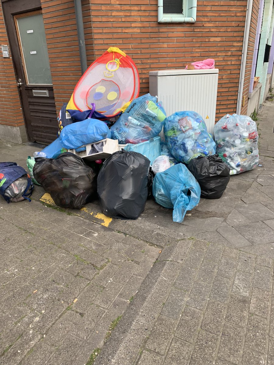 Koentatweets's tweet photo. Dankzij mijn buren weet ik wanneer ik mijn PMD moet buitenzetten.
In @Stadgent dragen wij zorg voor elkaar ❤️
🎶 Neighbours
everybody needs good neighbours
Just a friendly wave each morning
helps to make a better day🎶
#citylife #Muidedump https://t.co/kMLxkc0meQ