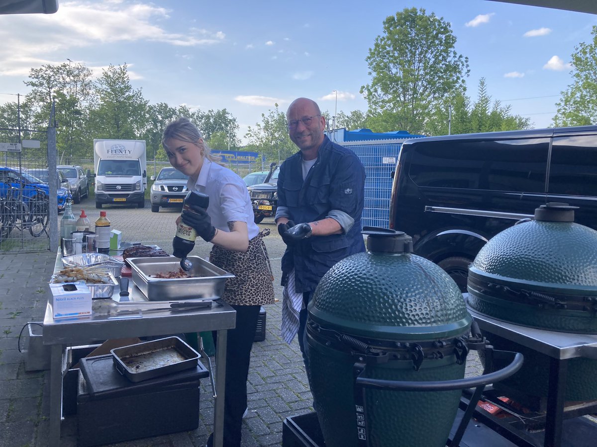 VARIBV's tweet photo. Zaterdagavond hadden wij VARi fam party met Raymond en dochter achter de Green Egg, Kees en Karel op de gitaar en Hailee in schitterend VARi tenue. https://t.co/sgUehJYpBI