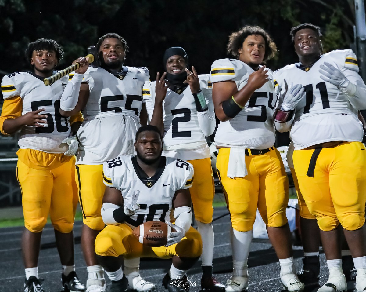 When you realize everyone in this one shot has earned and received a football scholarship this year. This is a prime example of the #HeightsBlueprint. QB/WR @FairDarreon with his offensive line @216djohnson @rexmonex @BiggomJustin @Jaysen_ @KhadynHayes @MacStephens