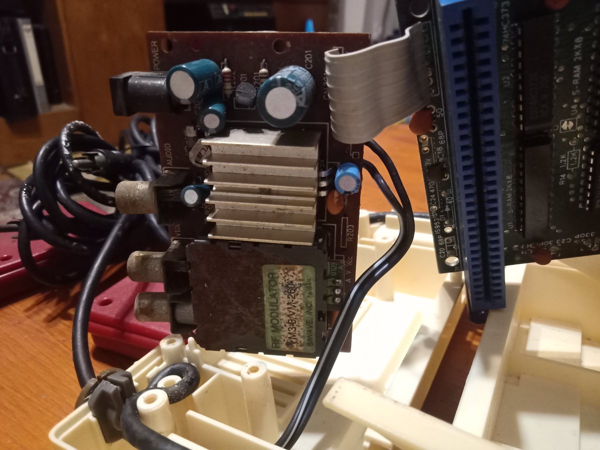 familybits1's tweet photo. More pictures of the insides. This is from the one with the LED and the MG sticker on the front. https://t.co/GxXfLxwzLt