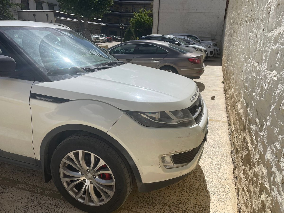 BNRpetrolheads's tweet photo. Met dank aan komjoenittielid Frank Teeuwen: is dit een Range Rover Evoque? Neen, dit is géén Land Rover Evoque. #Tibet #jatwerk #NeeWeSchamenOnsNergensVoor #Landwind https://t.co/RfhosKZ4LC