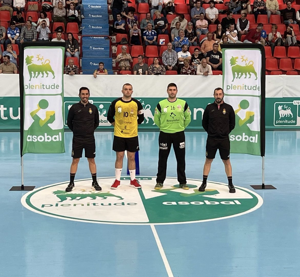 💔 𝐉𝐮𝐚𝐧 𝐏𝐚𝐛𝐥𝐨 𝐕𝐢𝐬𝐜𝐢𝐚𝐫𝐞𝐥𝐥𝐢 𝐲 𝐑𝐨𝐛𝐞𝐫𝐭𝐨 𝐌𝐞𝐧𝐝𝐨𝐳𝐚 𝐝𝐞𝐣𝐚𝐧 𝐞𝐥 𝐚𝐫𝐛𝐢𝐭𝐫𝐚𝐣𝐞

✔️ Tras dedicar 𝐝𝐨𝐬 𝐝𝐞́𝐜𝐚𝐝𝐚𝐬 a esta labor, además de cumplir el sueño de estar en #ASOBAL... ponen fin a su etapa arbitral. 

🤝 ¡Os deseamos lo mejor!