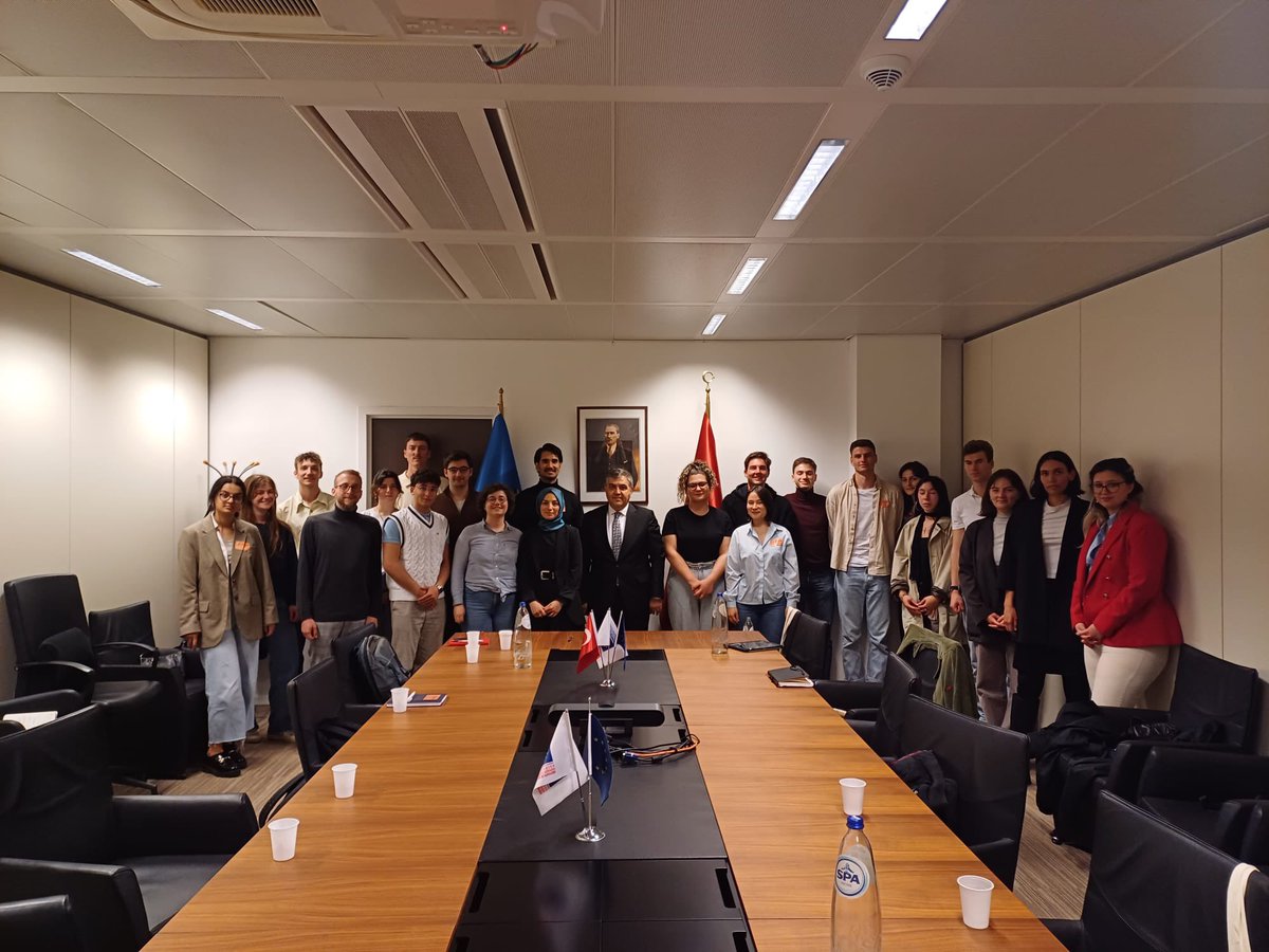 frkkymkc's tweet photo. @tauedutrde &amp; @CETEUS öğrencileri ile  @AvbirDT’de 🇹🇷-🇪🇺 ilişkileri ve 🇹🇷'nin 🇪🇺 üyelik sürecinin tüm yönlerini içtenlikle tartıştık. 🇹🇷 ve 🇩🇪 gençlerle bu sürecin ilerletilmesinin 🇹🇷, 🇪🇺 ve 🌍 için önemi konusunda anlaştık. @selvayil  @UniCologneNY @TC_BerlinBE @AlmanyaBE https://t.co/6foCbWkeHy