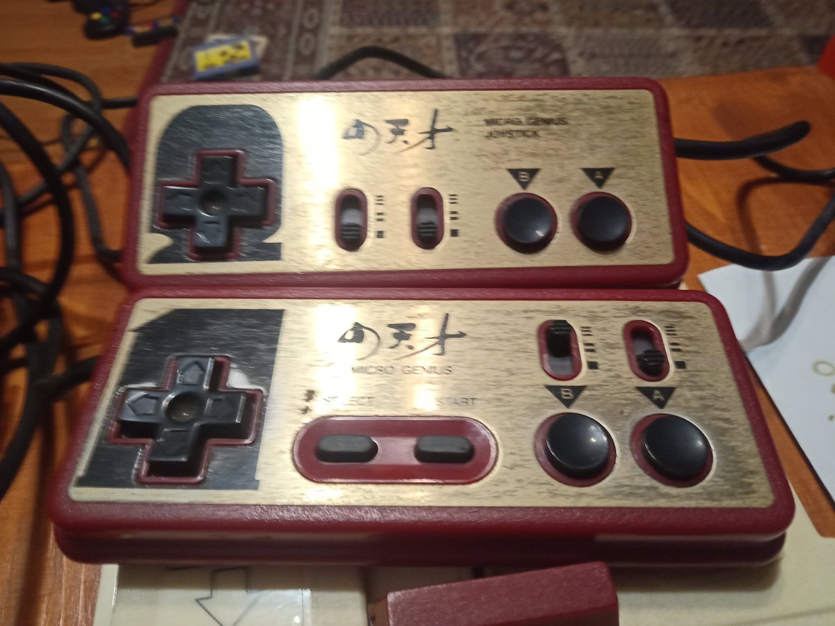 familybits1's tweet photo. Let's compare controllers. https://t.co/sAEw8ARyoe