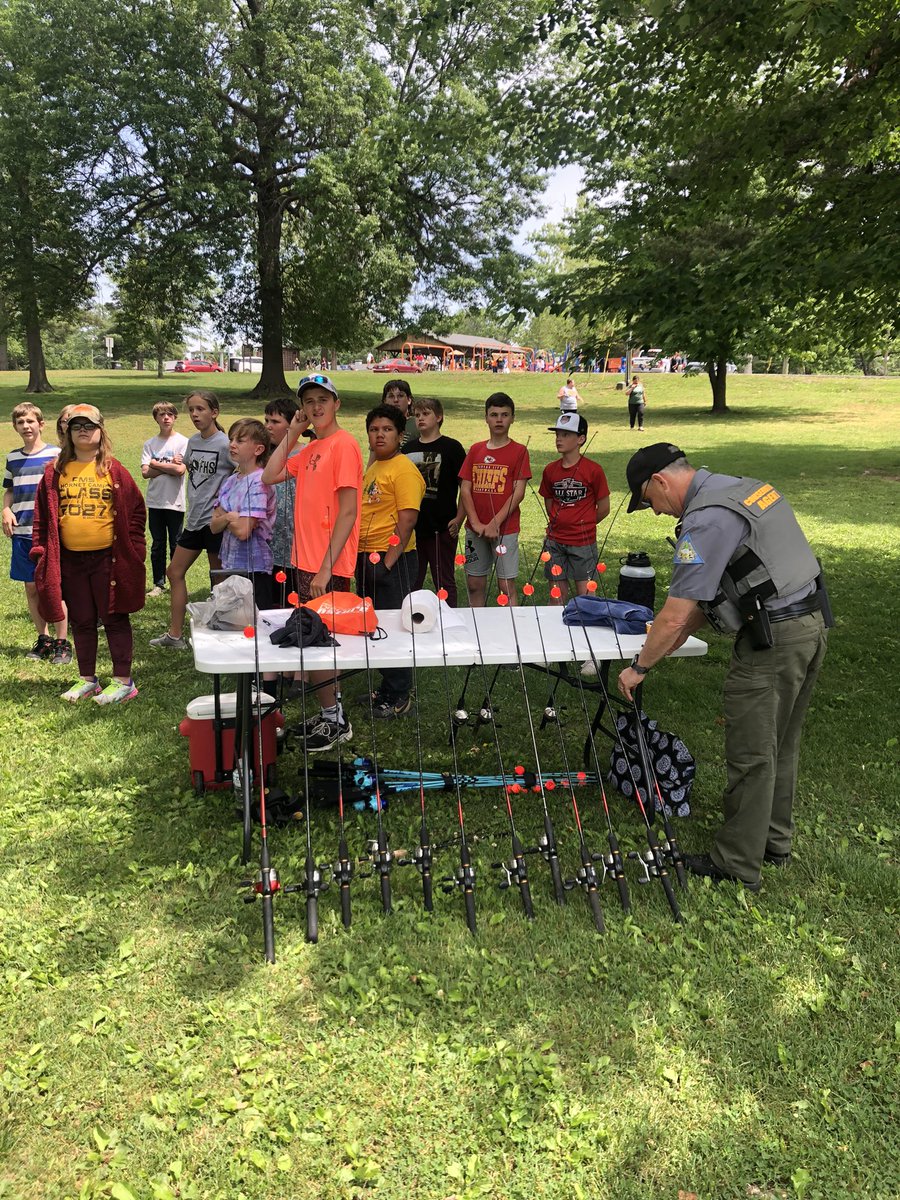 bayleenowlin's tweet photo. Having fun fishing with 6th graders!! #fmsteach https://t.co/mz6cSozi0e