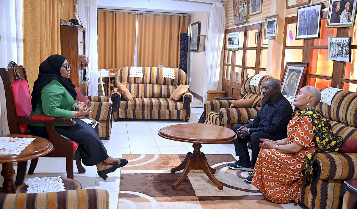 IAMartin_'s tweet photo. Rais @SuluhuSamia zipo sababu za kuingia sebuleni kwa Malecela na kiti chako?

Je, hatambui u-Rais wako? Unamuonyesha mamlaka na utukufu wa kiti?

Ndiyo njia sahihi ya kuwafariji wafiwa nyumbani kwao?

“Any man who must say ‘I am king’ is no true king at all.” - Tywin Lannister https://t.co/oe6z10iKqx
