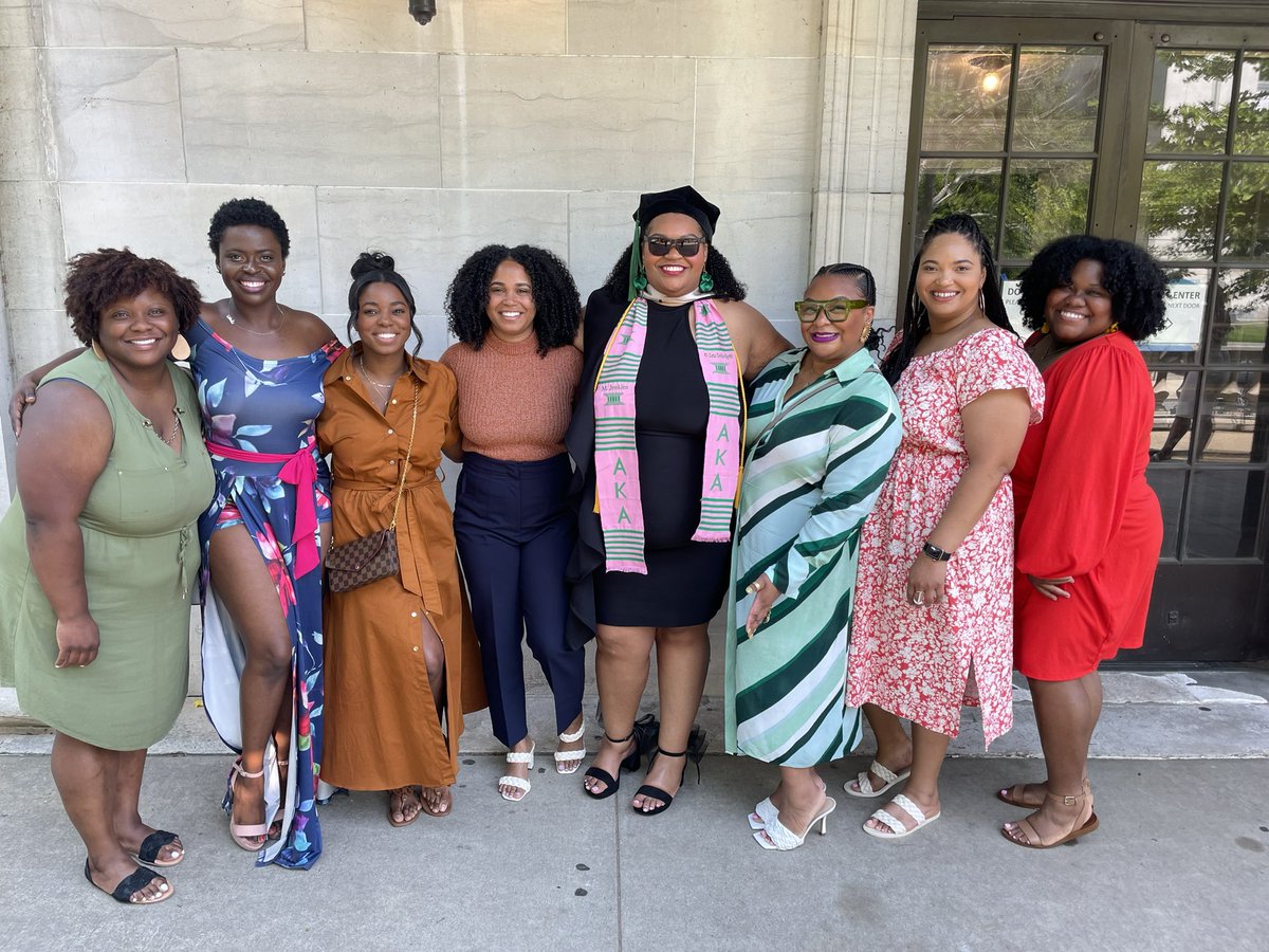 Mrjenkins_MD's tweet photo. Allow me to reintroduce myself… It’s Dr. Mia Jenkins your favorite future dermatologist! 😎 #GeorgetownMed #dermtwitter #MedTwitter #Gradszn #Class2023 https://t.co/EnSRMhNAKF
