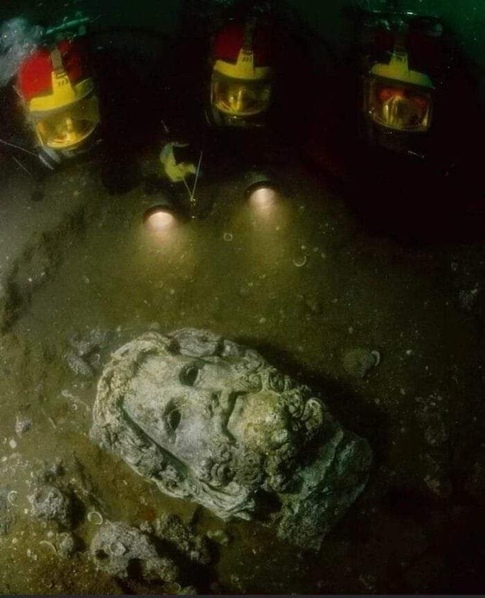 Divers shining lights on a 'Head Of Serapis', found in the sunken Egyptian coastal town of Canopus.

The full statue was once over 4m tall and dated around 200 BC.

#archaeohistories