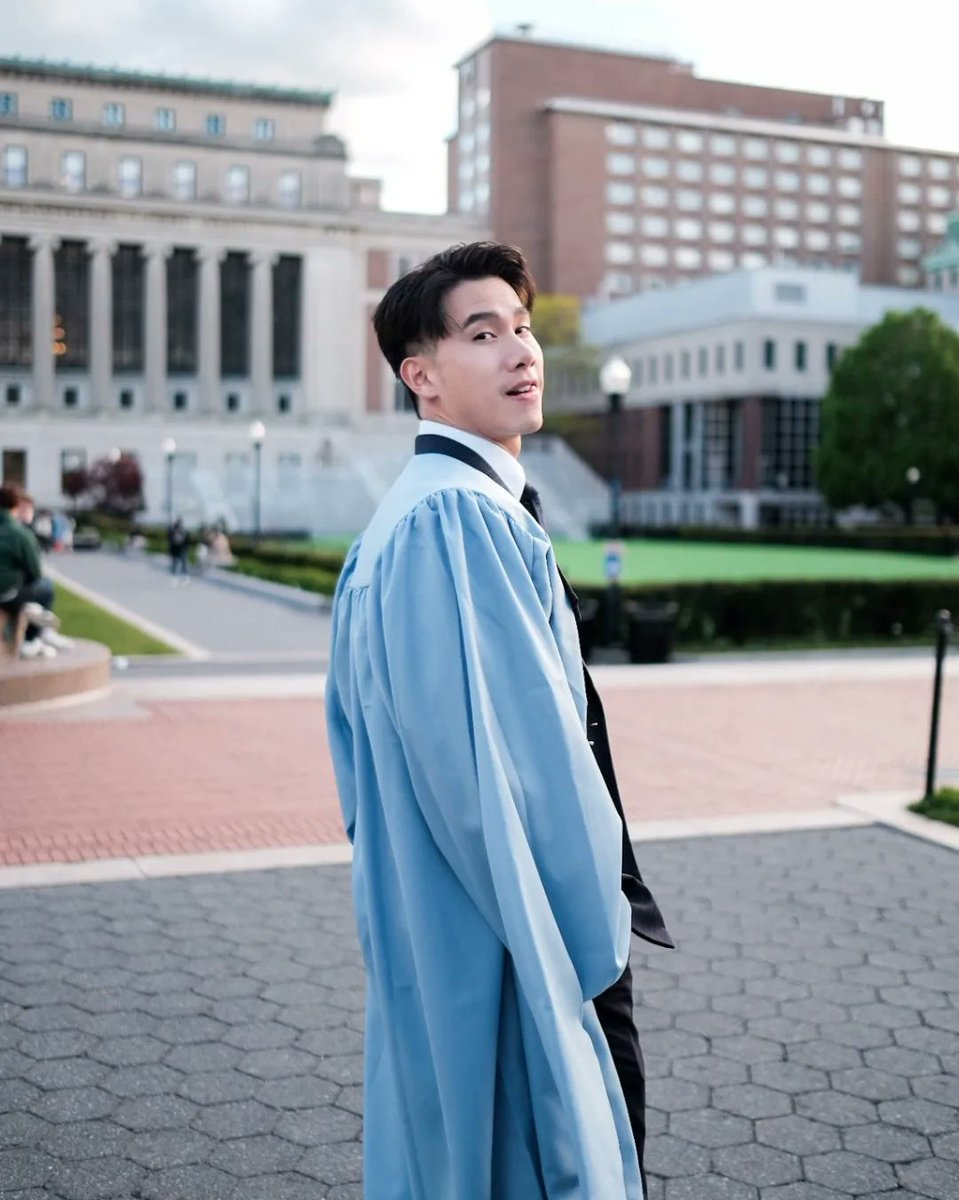 MaxTulLAT's tweet photo. Nuestro graduado favorito 🥺💕.

#CongratsTyler_Tul #tul_pakorn #MaxTul #maxtulat 

Cr: @tulclub https://t.co/eNcOHLcKHt