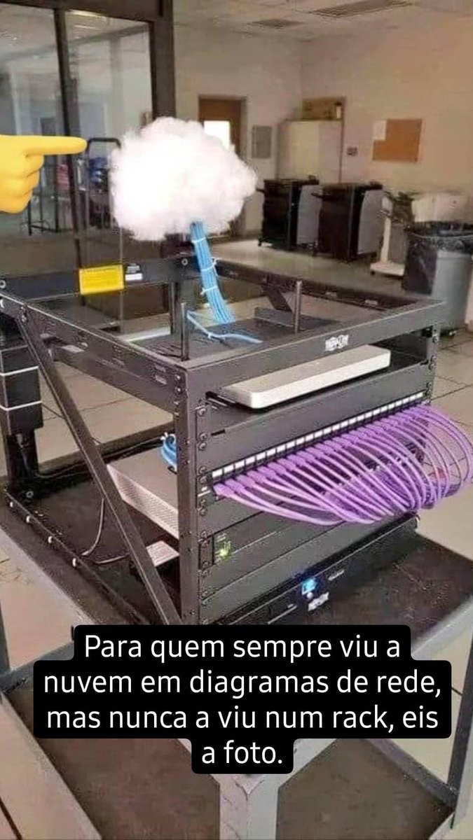 ayubio's tweet photo. Para quem sempre viu a nuvem num diagrama e nunca a viu num rack, eis a foto. 🤣 https://t.co/X7VbMPwygg