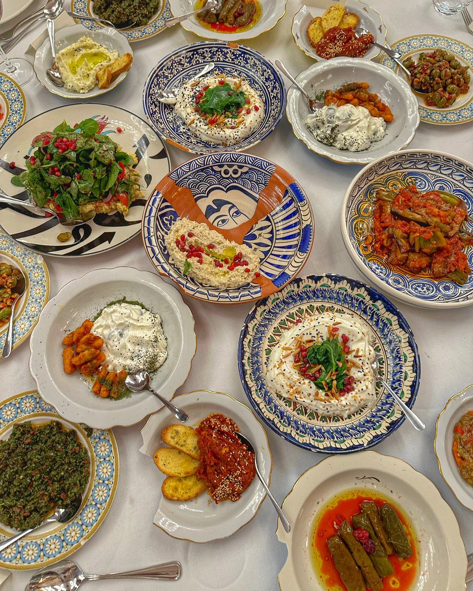 yunusemreakkor's tweet image. Hırvatistan‘da hazırladığımız yemekte,
Bakanlar ve Genelkurmay Başkanı’nın olduğu protokol masasında, ülkemizdeki yaşanan deprem felaketi sebebiyle içimizin burukluğunu bir nebze de olsa yansıtabilmek için kırık tabaklar kullandık

@yavuzselimkiran @TurkEmbZagreb 
#turkishcusine