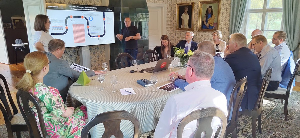 Tulevaisuuskuvatyötä tehtiin tänään <a href="/kauppakamaritku/">Turun kauppakamari</a> hallituksen voimin upeassa Langhin Alaskartanossa Piikkiössä. <a href="/GreatMindsOy/">Great Minds Oy</a> <a href="/nikoherlin/">Niko Axel Herlin</a> ja <a href="/KirsiKostia/">Kirsi Kostia</a> pääsivät jo esittelemään alustavia tulevaisuuskuvia 👍