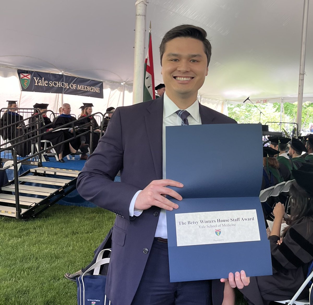 ⁦@JustinVNguyenMD⁩ chosen by the ⁦@YaleMed⁩ 2023 for the most significant contributions to education by a house officer 👨‍🎓 🎉