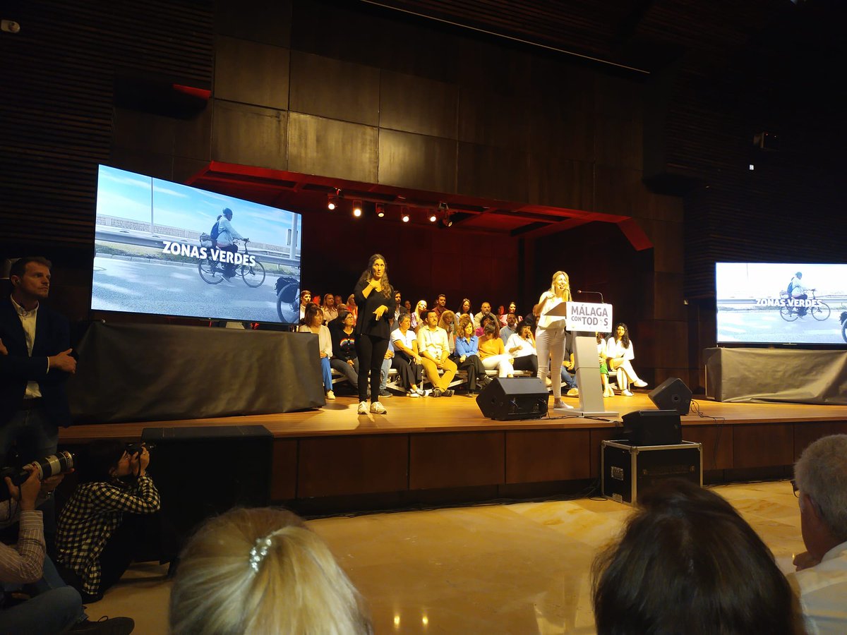 EstherRamallo's tweet photo. Los autónomos que nos dedicamos a #InterpretesSignos sólo queremos llegar a fin de mes, somo profesionales neutrales cuyo fin es hacer #accesible cualquier evento destinado a la ciudadanía #PersonasSorsas nuestra herramienta de trabajo es la #LenguaSignos 
#campanaelectoral https://t.co/Dk5sZhrX06