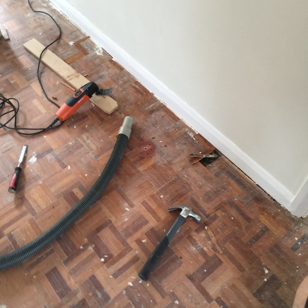 SilverLiningFC's tweet image. 🔧✨ We've got a fantastic little repair project on our hands with this stunning 5-finger parquet flooring. Trust us, it's going to turn out absolutely beautiful! Stay tuned for the transformation! ✨🔧