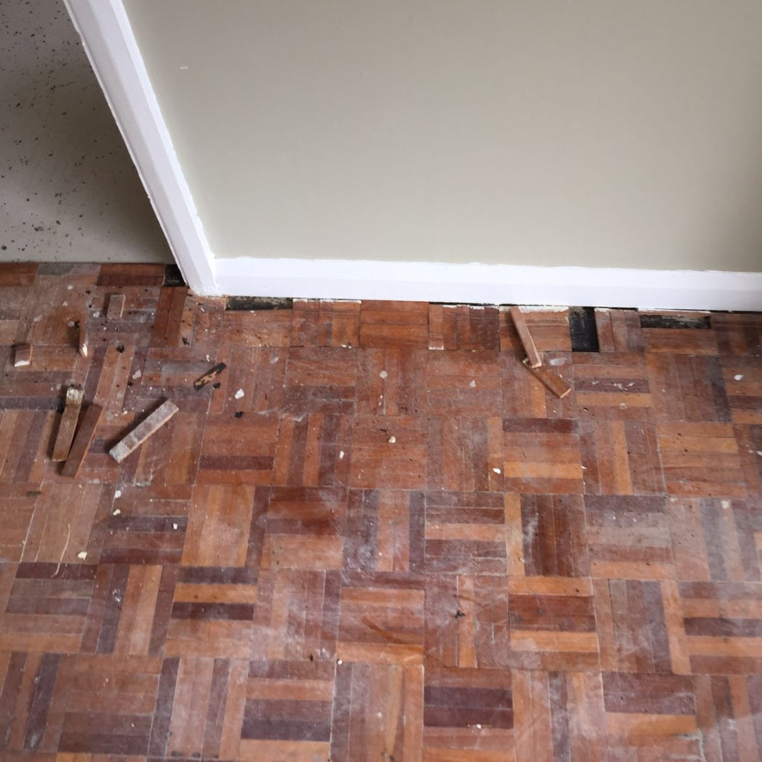 SilverLiningFC's tweet image. 🔧✨ We've got a fantastic little repair project on our hands with this stunning 5-finger parquet flooring. Trust us, it's going to turn out absolutely beautiful! Stay tuned for the transformation! ✨🔧