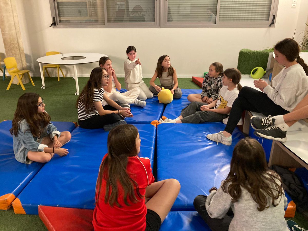 ValledelMiro's tweet photo. 👀¿Aún no conoces nuestras #acampadas en #ValledelMiro? Tu hij@ y sus amig@s pueden divertirse en las #veladas nocturnas durante el finde. 

😃Juegos, reto de pistas nocturnas, risas, confidencias, fiesta de pijamas… con cena y desayuno👏 

Toda la info👉 https://t.co/sGgfxFuYs6 https://t.co/gtnbwOwuGz