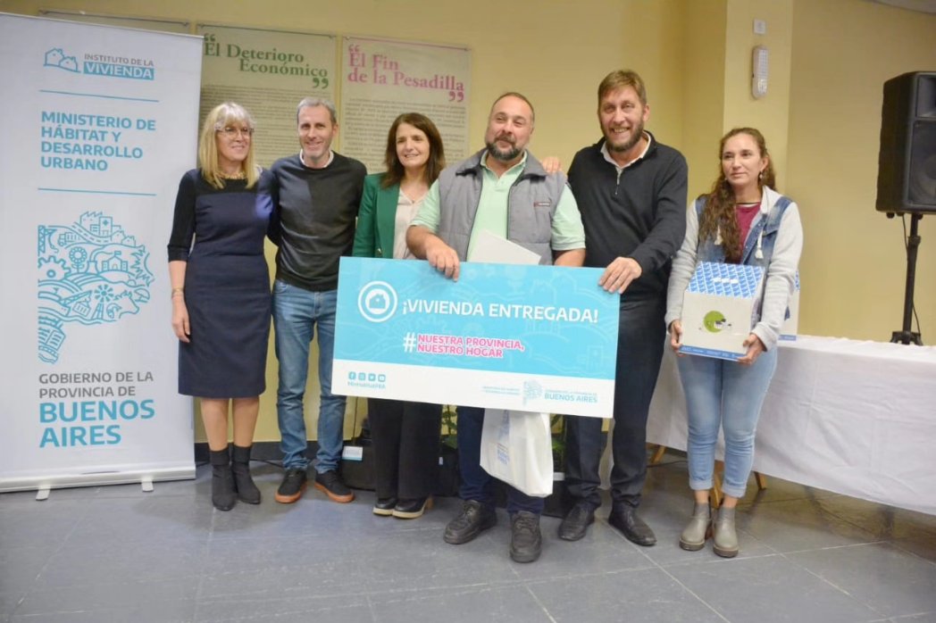 MinHabitatPBA's tweet photo. ¡#ReActivamos obras y garantizamos el #DerechoAlHogar!
👉 En Pergamino entregamos
las últimas 5 de un total de 93 casas. Una obra que desarrollamos junto a la Mutual 22 de Abril. https://t.co/b7hnJXvOEG