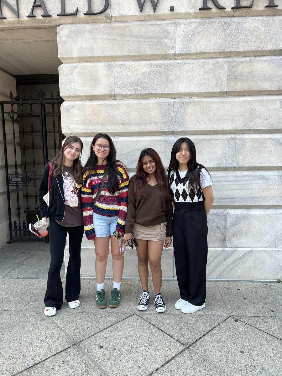 AngTaggart's tweet image. Took my #APLang class to @smithsoniannpg today for some inspiration as we wrap up the year’s discussions about identity and what it means to be an American. Thanks to the museum educators for our special tour. A lovely day with these awesome kiddos @OaktonHS