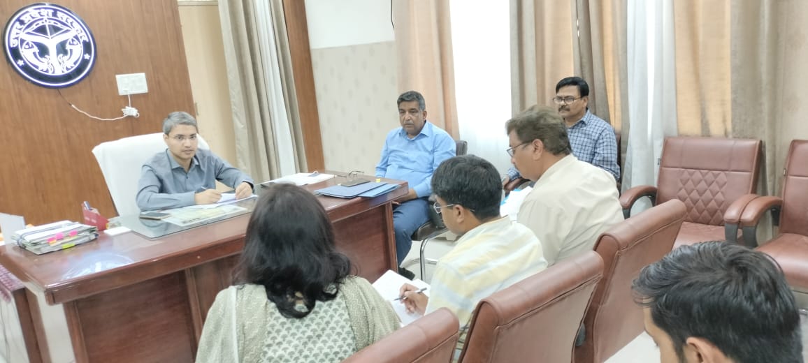 dm_shamli's tweet photo. जनपद में अविद्युतीकृत परिषदीय विद्यालयों में विद्युत संयोजन कराए जाने के संबंध में विद्युत एवं बेसिक शिक्षा विभाग के अधिकारियों को निर्देशित किया गया। साथ ही जिन स्कूलों के ऊपर से हाईटेंशन लाइन गुजर रही है उन स्कूलों से विद्युत विकास निधि के अंतर्गत शिफ्टिंग के निर्देश दिए। https://t.co/P9wxcZeip6