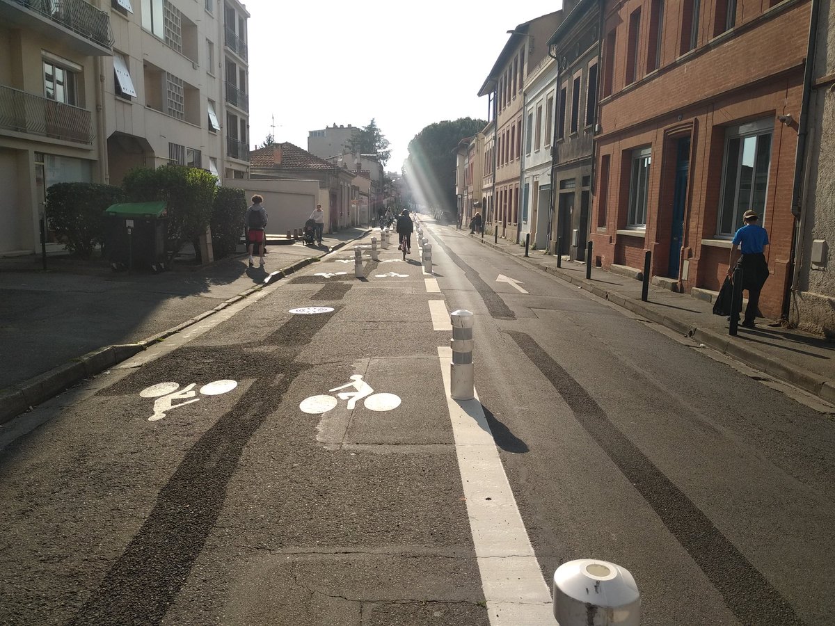 yeswecycle's tweet photo. Oh la bonne surprise rue Sainte-Lucie à #Toulouse. Comme quoi pas besoin de travaux très lourds : des lignes, des plots pour bien séparer de la circulation auto, prendre de la place aux voitureset hop ! 👌 https://t.co/OUaE8dbQuf