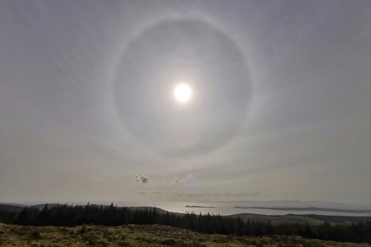 Another day, another well-defined 22° #solarhalo, this time over Islay and Gigha in @wildaboutargyll #stormhour #loveukweather #atmosphericoptics