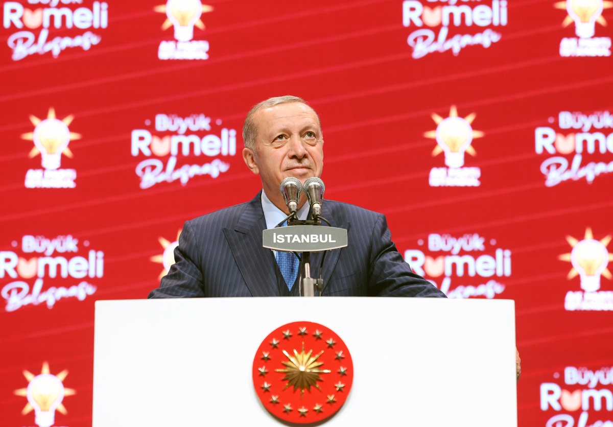 RTErdogan's tweet photo. Bu akşam Büyük Rumeli Buluşması'nda bir araya geldiğimiz tüm kardeşlerimize, soydaşlarımıza, kızçelerimize, kızanlarımıza, canımızdan bir parça olan tüm dostlarımıza teşekkür ediyorum.

Rumeli'yi, Balkanlar'ı, Batı Trakya'yı yürekten selamlıyorum. 🇹🇷 https://t.co/QaIRWV5pE8