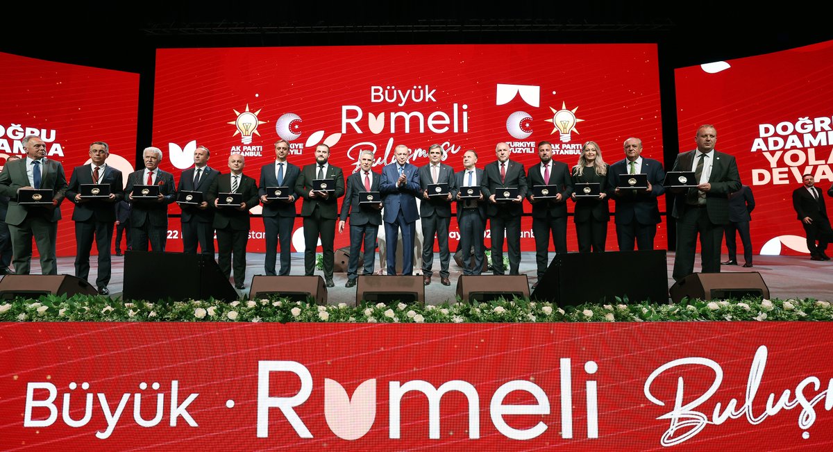 Bu akşam Büyük Rumeli Buluşması'nda bir araya geldiğimiz tüm kardeşlerimize, soydaşlarımıza, kızçelerimize, kızanlarımıza, canımızdan bir parça olan tüm dostlarımıza teşekkür ediyorum.

Rumeli'yi, Balkanlar'ı, Batı Trakya'yı yürekten selamlıyorum. 🇹🇷