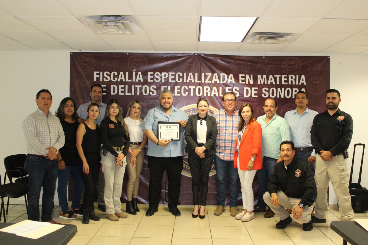 FDESonora's tweet photo. El personal de la #FDESonora recibió capacitación por parte de el Dr. Alejandro Sau Trujillo, sobre la importancia de establecer diálogos de comunicación de manera empática con el ciudadano. ✔️ https://t.co/VdEG9FZcMQ