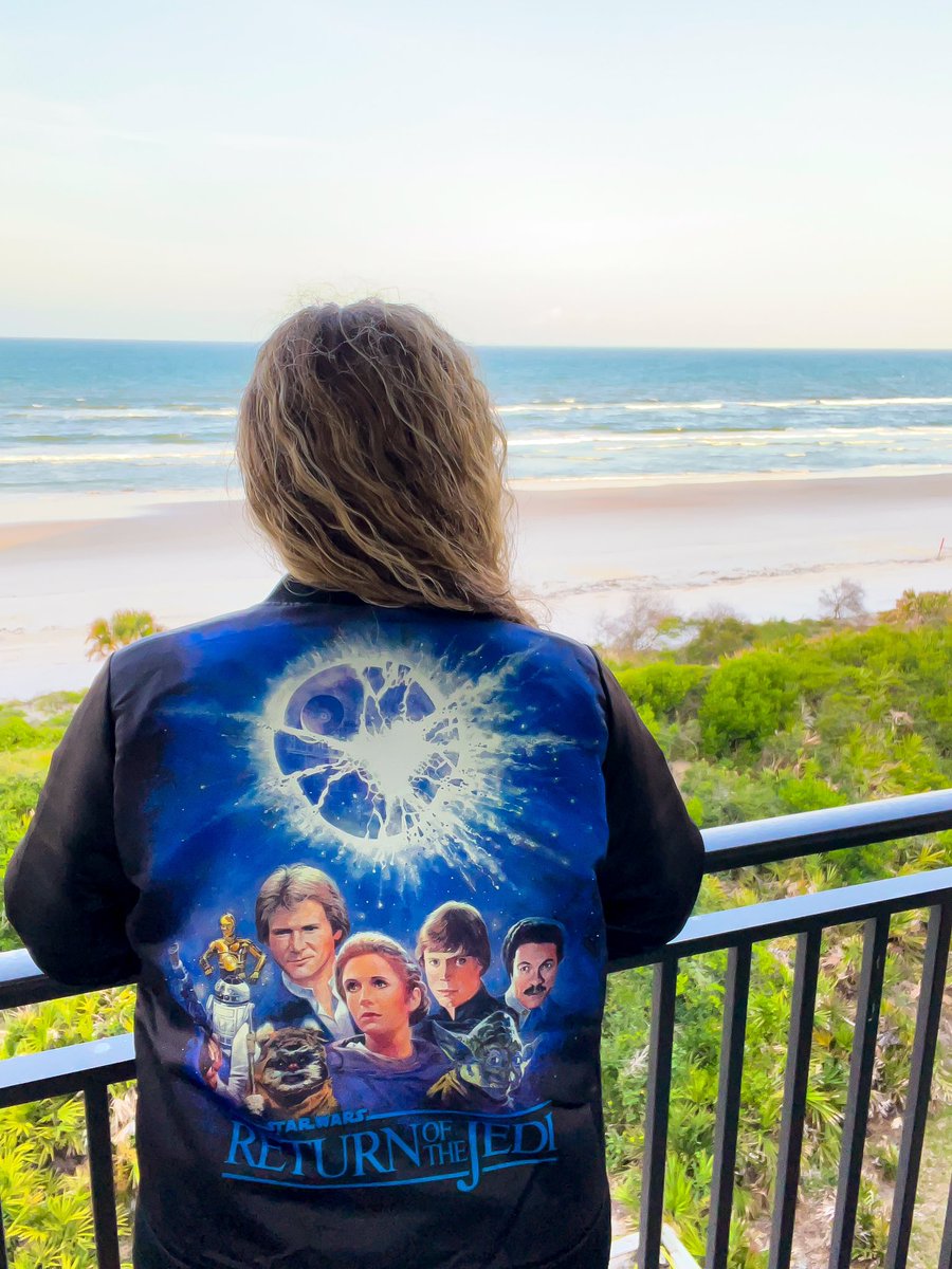 Took my favorite @HerUniverse jacket to the sands of Tatooine!

#ReturnoftheJedi #rotj #HerUniverse #HUcommunity