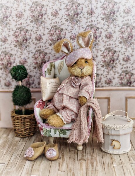 Mary With An Armchair by Valentyna Chernii bearpile.com/t/342794  #handmade #artistbunnys #bunny