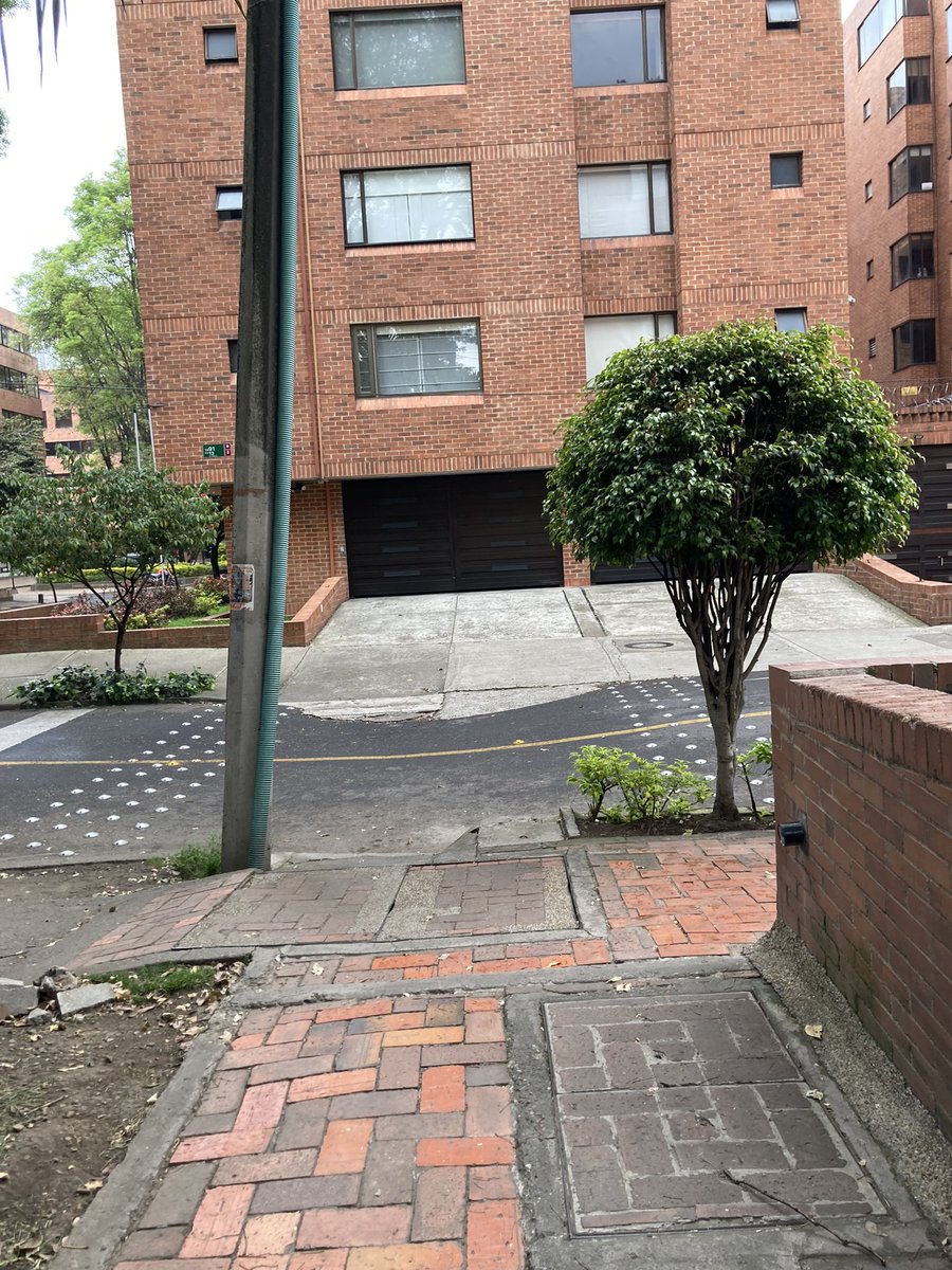 ¿Quién será el encargado de arreglar este hundimiento? Lleva tantos años que hasta lo decoraron con reductores de velocidad. Se empoza el agua y produce humedad en los garajes de los edificios. <a href="/LasernaBogota/">Diego Laserna</a> <a href="/ClaudiaLopez/">Claudia López Hernández</a> <a href="/SectorMovilidad/">Movilidad Bogotá</a> <a href="/idubogota/">IDU Bogotá</a>