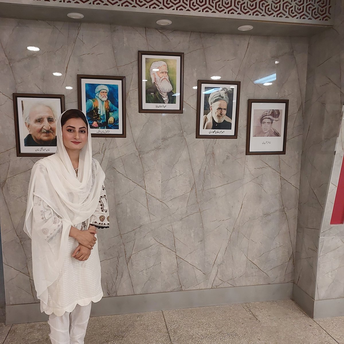 ته وایې مُغل دې وي، اورنګ دې وي، فرنګ دې وي 
زه وایم خوشحال دې وي، د سپینې تورې شړنګ دې وي