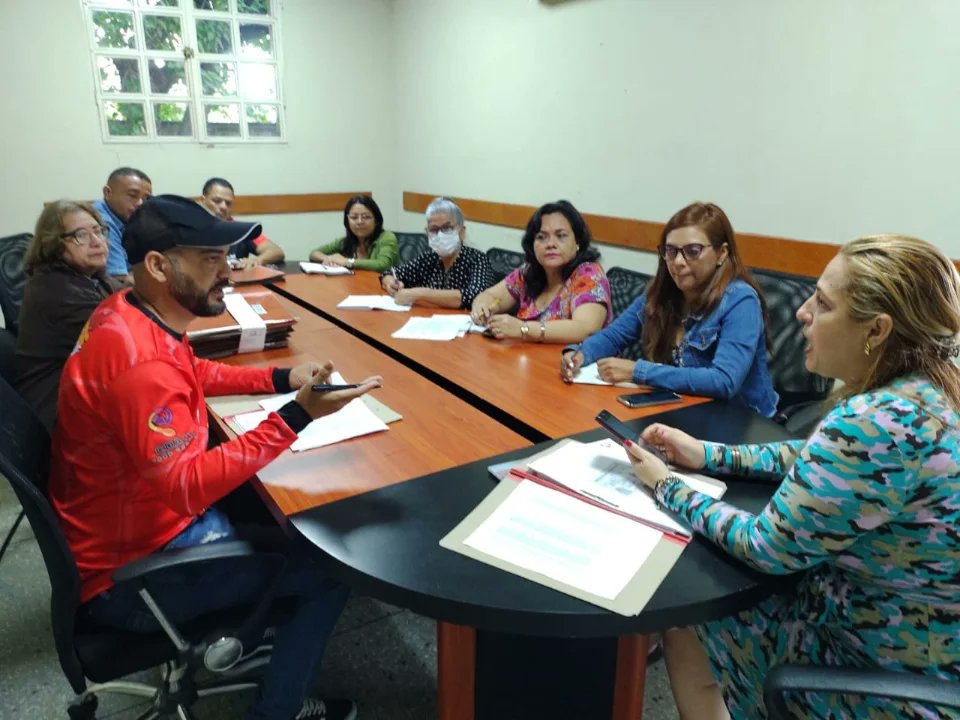 somosimderi's tweet photo. #22May Desde la Universidad Politécnica Territorial del Estado Lara Andrés Eloy Blanco, la comisión de enlace se reunió junto al equipo de @imderiribarren, para revisar, planificar y adecuar los expedientes de los bachilleres que están optando por el T.S.U mención deporte. https://t.co/wNUAfNvivK