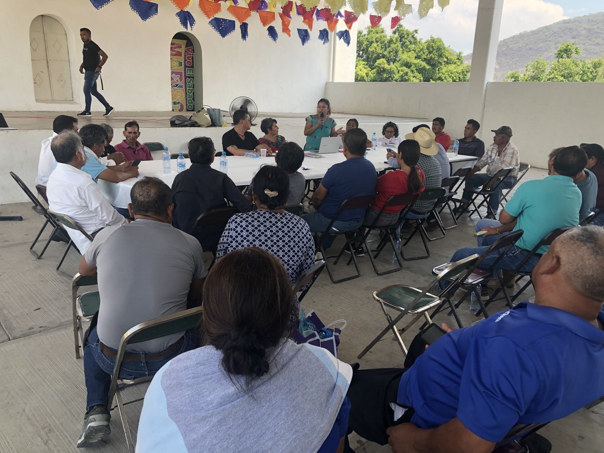 _Gaby_Salazar's tweet photo. En la Mixteca Baja, Oaxaqueña el INPI impulsa el Catálogo Nacional de Pueblos y Comunidades Indígenas y Afromexicanas. Desde el CCPI Silacayoápam nos reunimos con autoridades municipales y comunitarias para promover el Enfoque de Derechos que constituye este proceso e instrumento https://t.co/zAXk5xKPpW